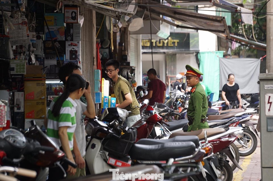 Nhiều tiểu thương chiếm dụng vỉa hè ở chợ Trời bị xử lý ảnh 1