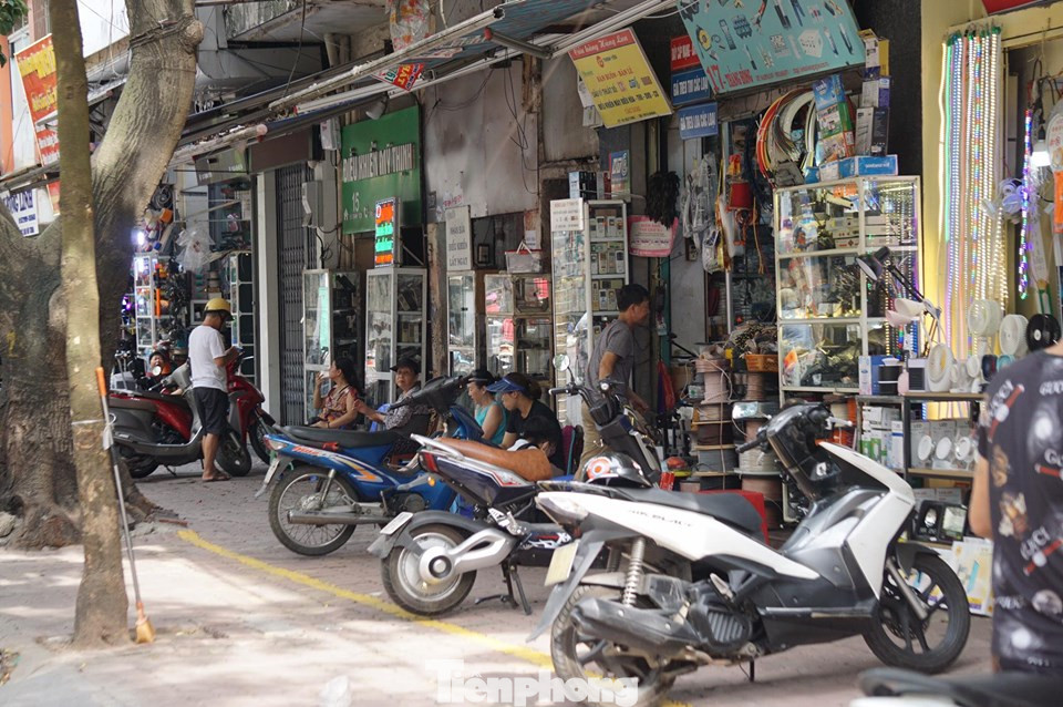 Nhiều tiểu thương chiếm dụng vỉa hè ở chợ Trời bị xử lý ảnh 2