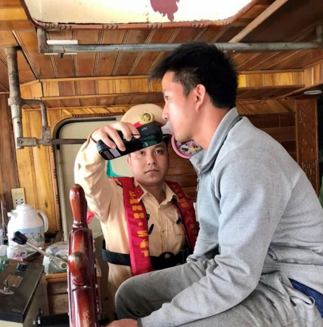 CSGT xuống sông phạt 'ma men' lái tàu thủy ở Bắc Ninh ảnh 1