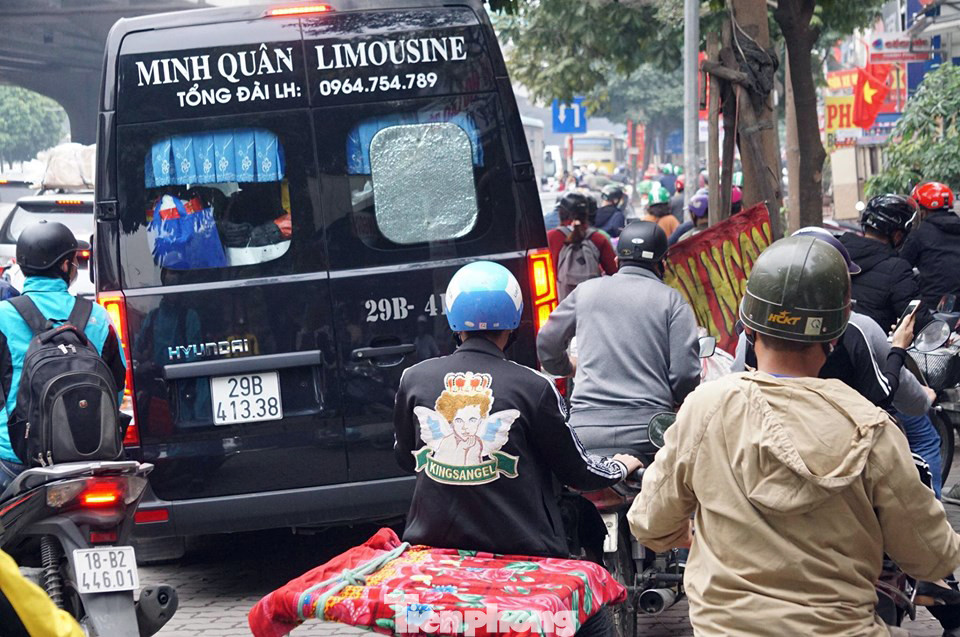 Người dân chở đào, quất về quê đón Tết, đường phố Hà Nội tê liệt ảnh 8