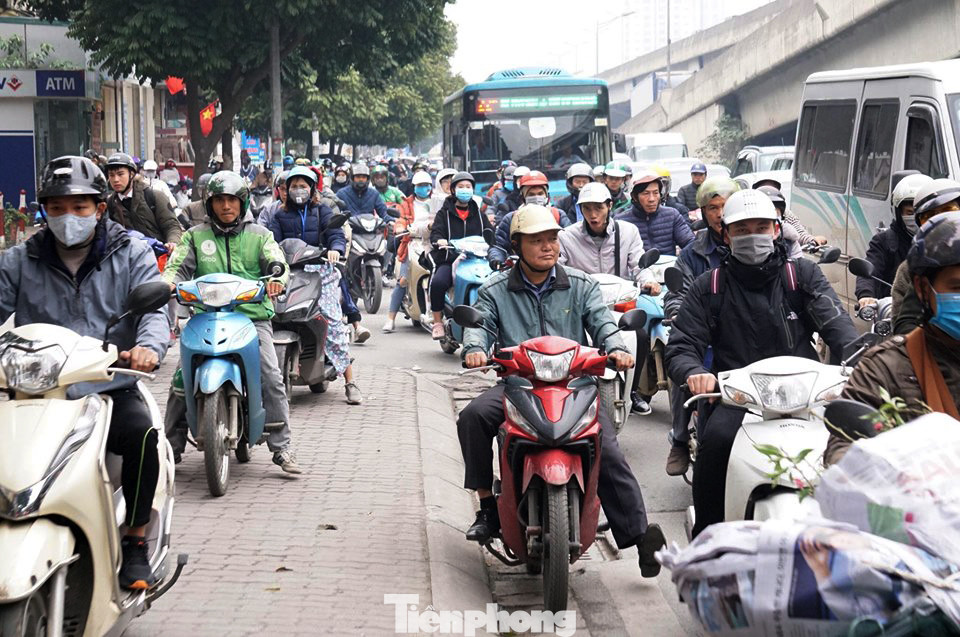 Người dân chở đào, quất về quê đón Tết, đường phố Hà Nội tê liệt ảnh 6