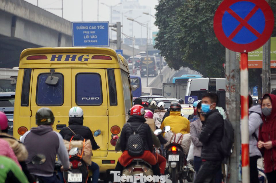 Người dân chở đào, quất về quê đón Tết, đường phố Hà Nội tê liệt ảnh 12