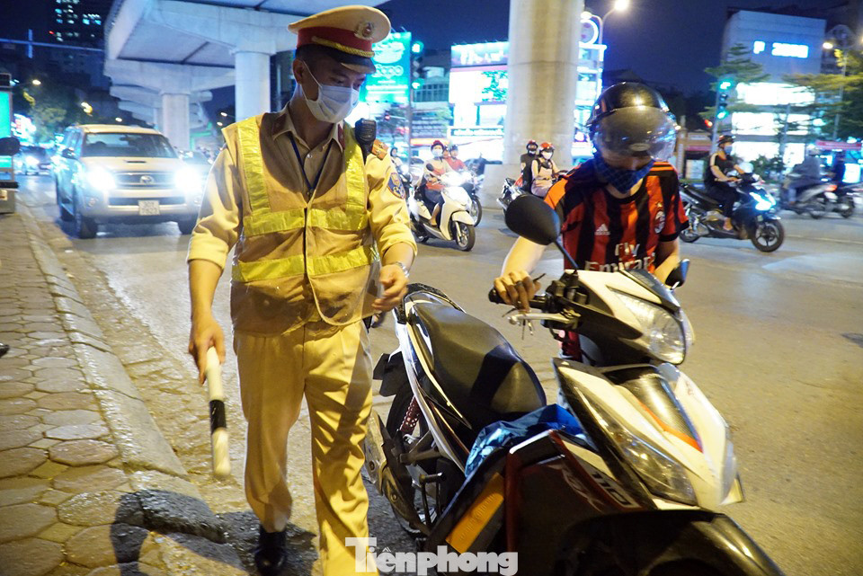 Uống 20 cốc bia khi chờ sếp, tài xế ở Hà Nội bị phạt hàng chục triệu đồng ảnh 3