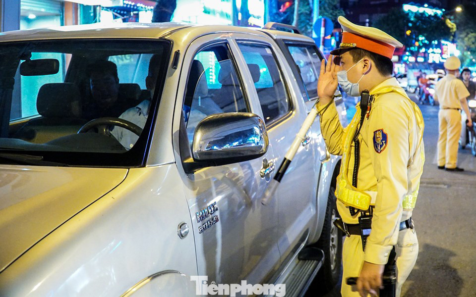 Uống 20 cốc bia khi chờ sếp, tài xế ở Hà Nội bị phạt hàng chục triệu đồng ảnh 10