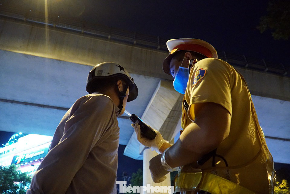 Uống 20 cốc bia khi chờ sếp, tài xế ở Hà Nội bị phạt hàng chục triệu đồng ảnh 9