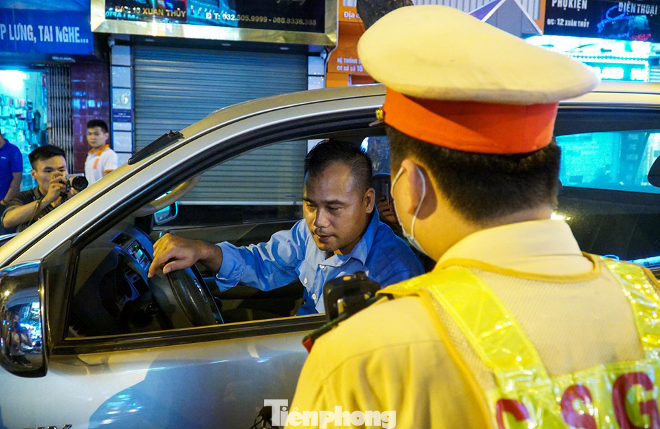Uống 20 cốc bia khi chờ sếp, tài xế ở Hà Nội bị phạt hàng chục triệu đồng ảnh 4