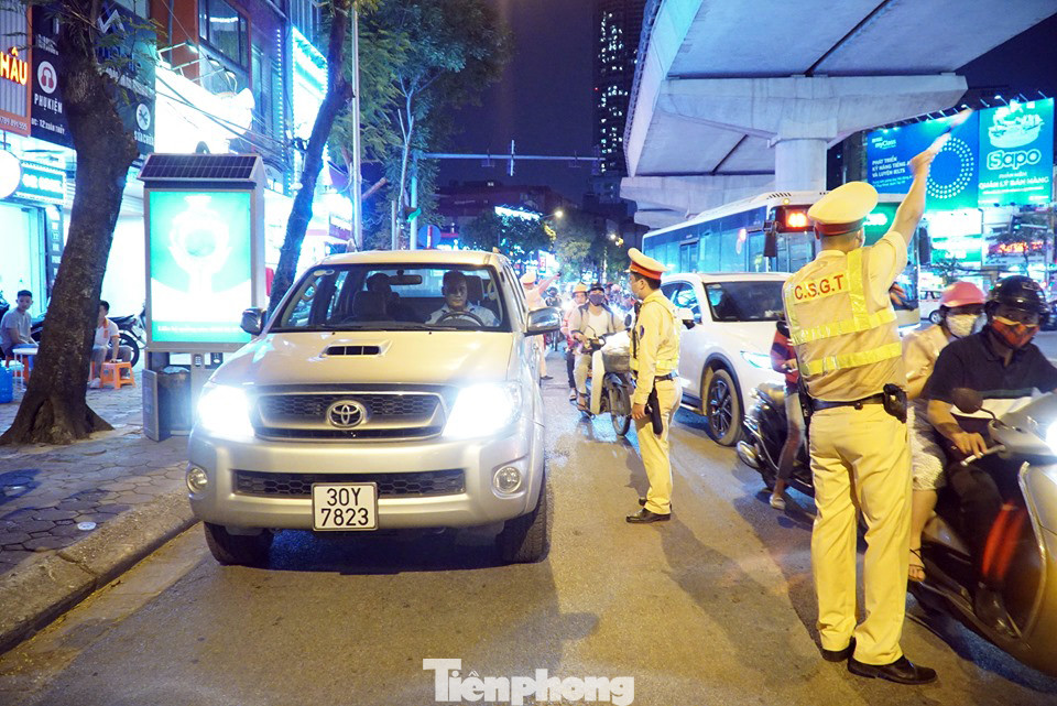 Uống 20 cốc bia khi chờ sếp, tài xế ở Hà Nội bị phạt hàng chục triệu đồng ảnh 2