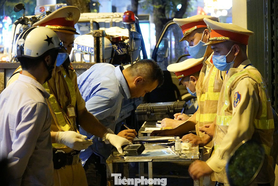 Uống 20 cốc bia khi chờ sếp, tài xế ở Hà Nội bị phạt hàng chục triệu đồng ảnh 8