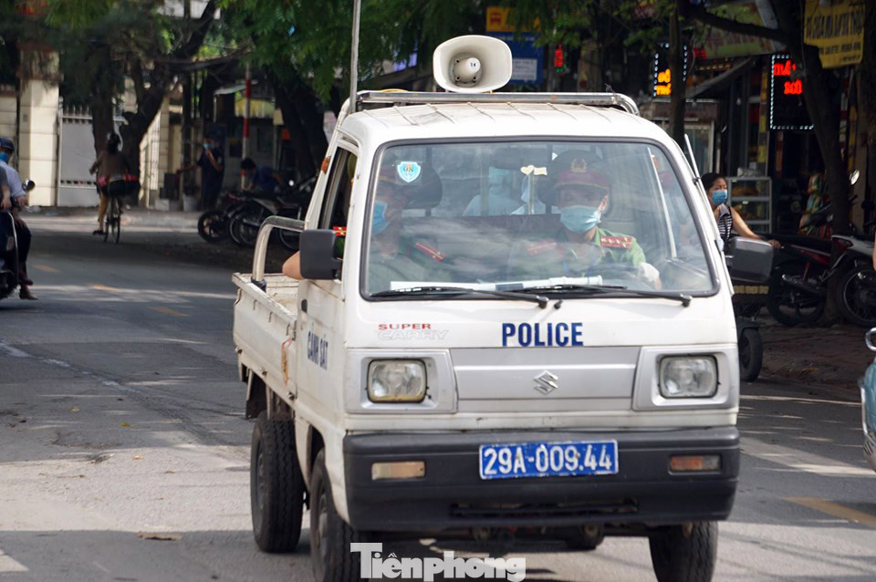 Công an siết chặt an ninh tại Bệnh viện E sau ca mắc COVID-19 ảnh 12