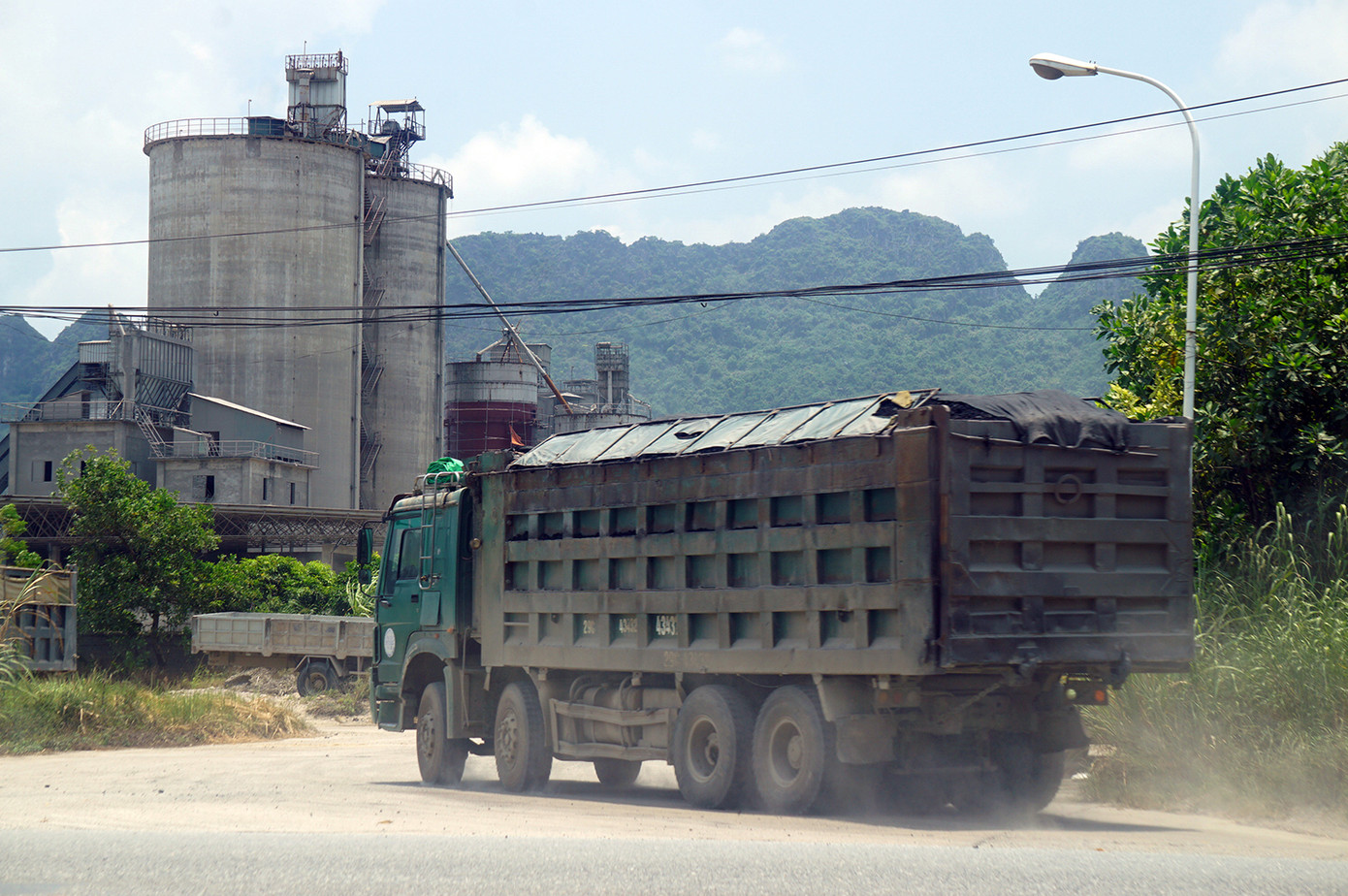 Hàng loạt xe tải 'hổ vồ' vượt chốt CSGT vùng ven phía Tây Hà Nội ảnh 6