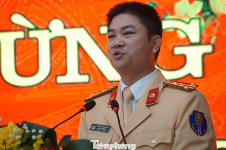 CSGT Hà Nội nói gì vụ cán bộ vừa lái xe vừa nghe điện thoại? ảnh 1