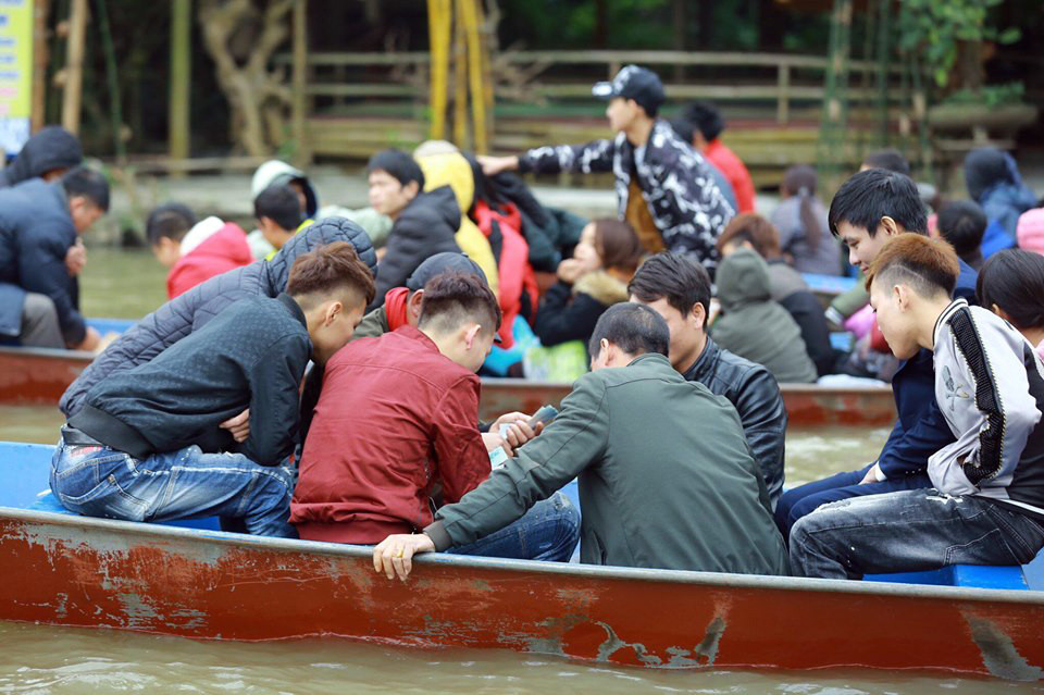 Chen chúc 'đánh bạc' trên thuyền ngày khai hội chùa Hương ảnh 10