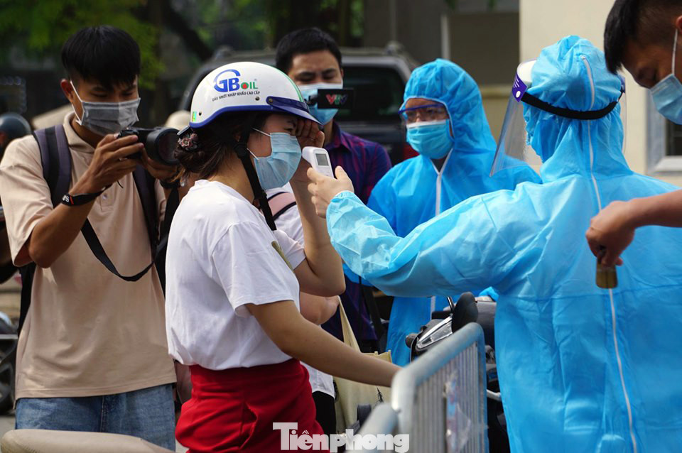 Công an siết chặt an ninh tại Bệnh viện E sau ca mắc COVID-19 ảnh 3