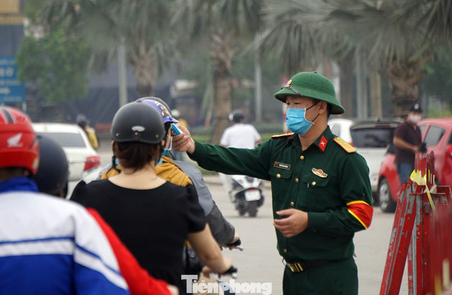 CSGT phối hợp liên ngành kiểm soát phương tiện ra vào tỉnh Bắc Ninh ảnh 9