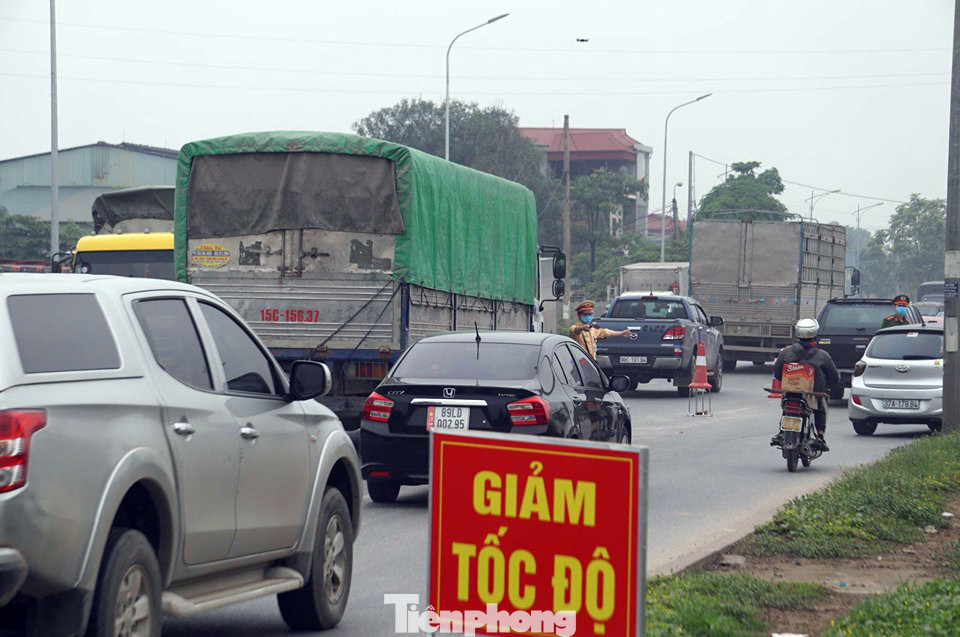 CSGT phối hợp liên ngành kiểm soát phương tiện ra vào tỉnh Bắc Ninh ảnh 11