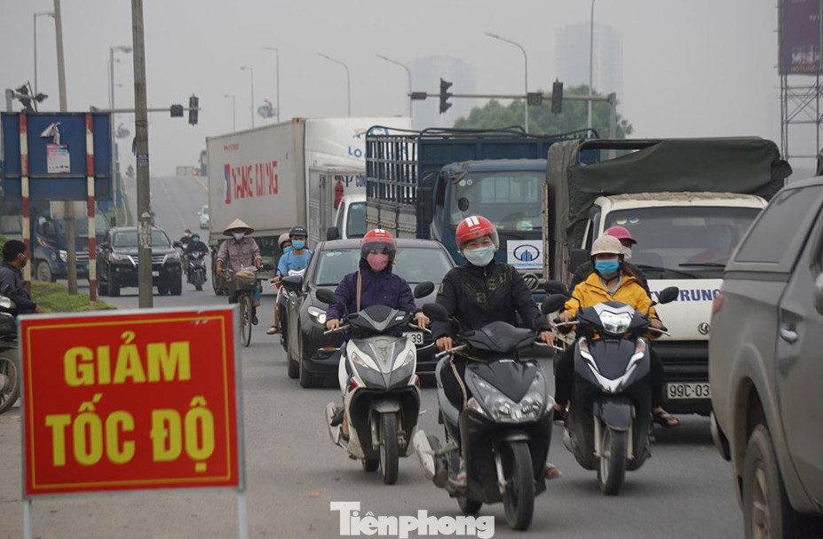 CSGT phối hợp liên ngành kiểm soát phương tiện ra vào tỉnh Bắc Ninh ảnh 2