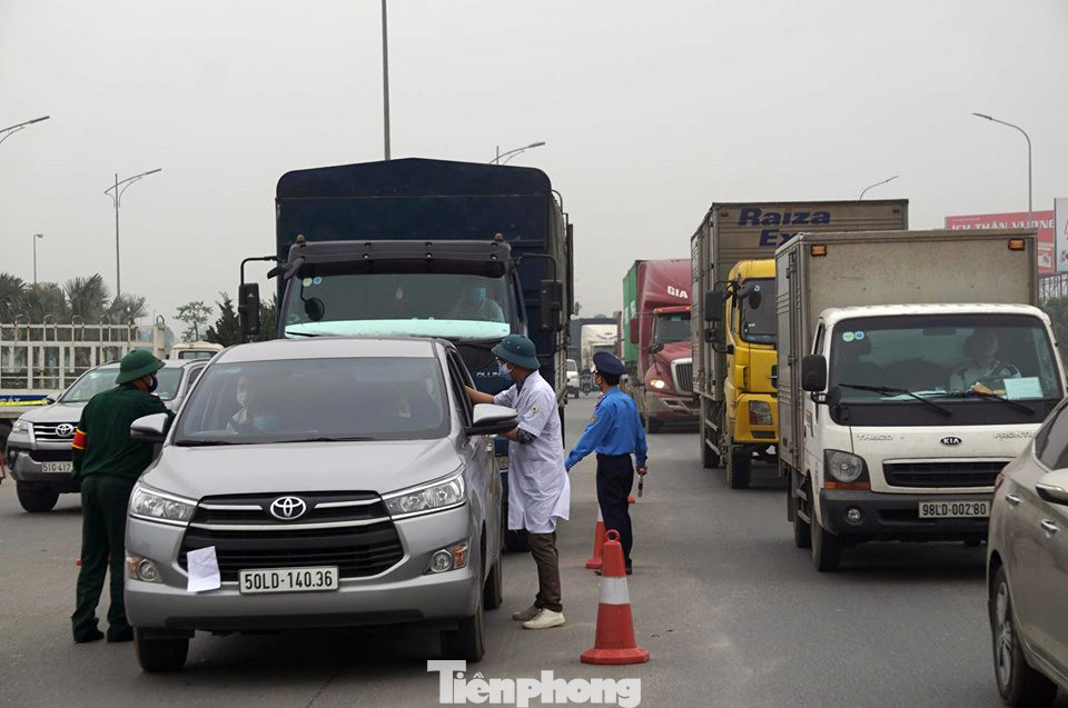 CSGT phối hợp liên ngành kiểm soát phương tiện ra vào tỉnh Bắc Ninh ảnh 4