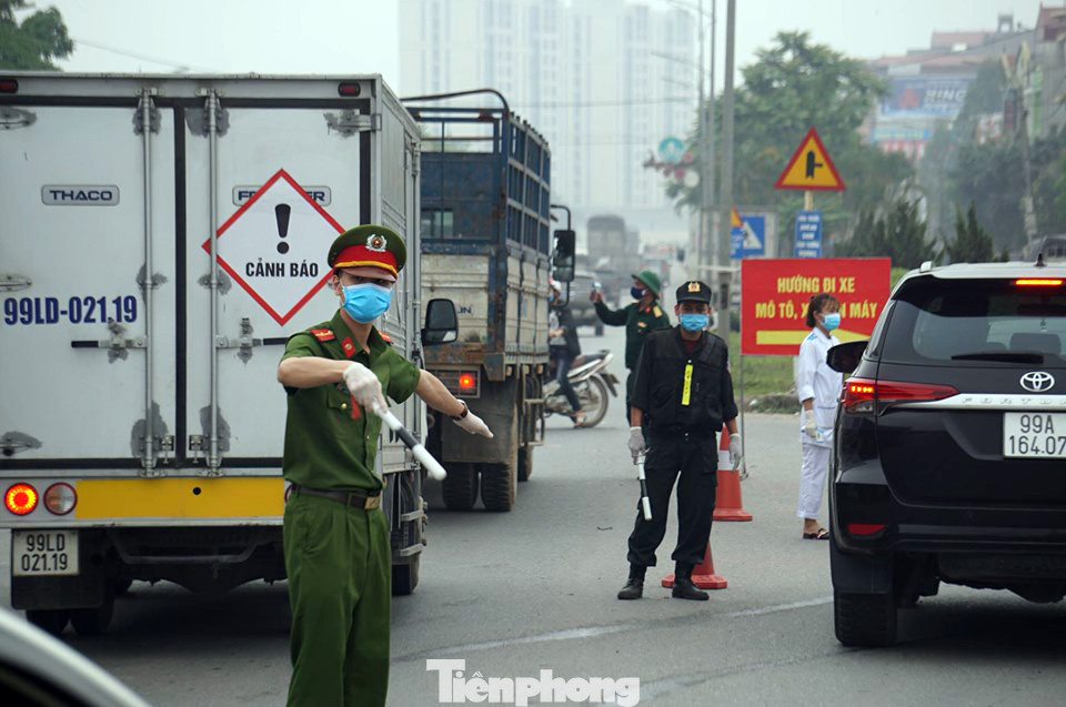 CSGT phối hợp liên ngành kiểm soát phương tiện ra vào tỉnh Bắc Ninh ảnh 8