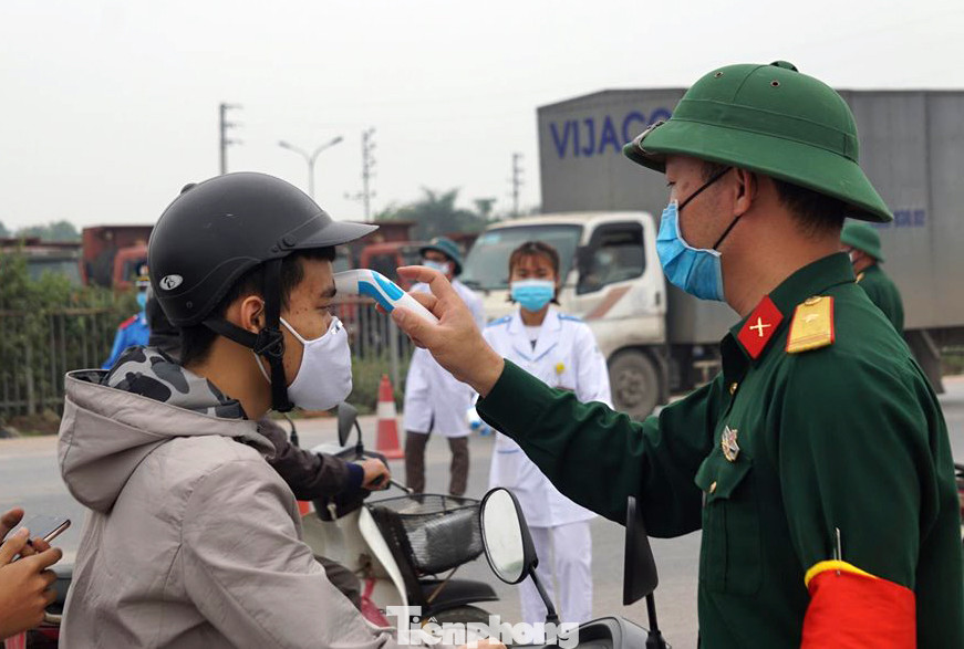 CSGT phối hợp liên ngành kiểm soát phương tiện ra vào tỉnh Bắc Ninh ảnh 5