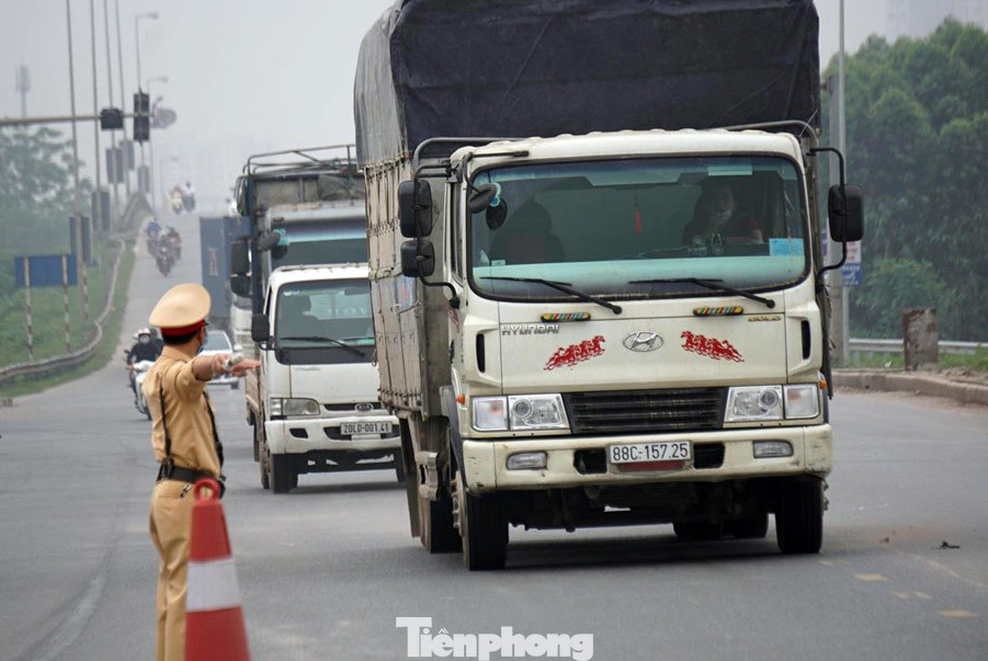 CSGT phối hợp liên ngành kiểm soát phương tiện ra vào tỉnh Bắc Ninh ảnh 6