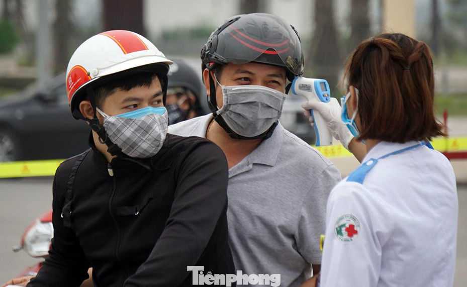 CSGT phối hợp liên ngành kiểm soát phương tiện ra vào tỉnh Bắc Ninh ảnh 10