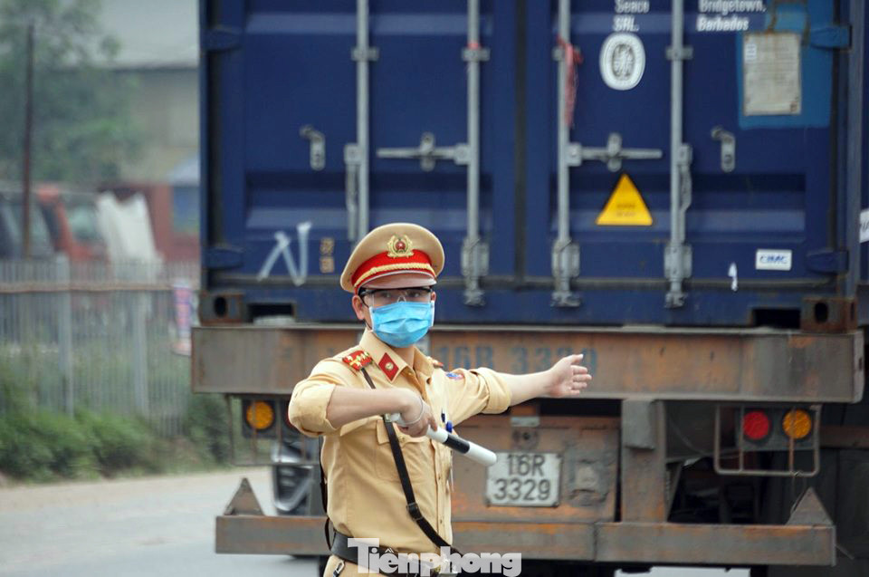 CSGT phối hợp liên ngành kiểm soát phương tiện ra vào tỉnh Bắc Ninh ảnh 3