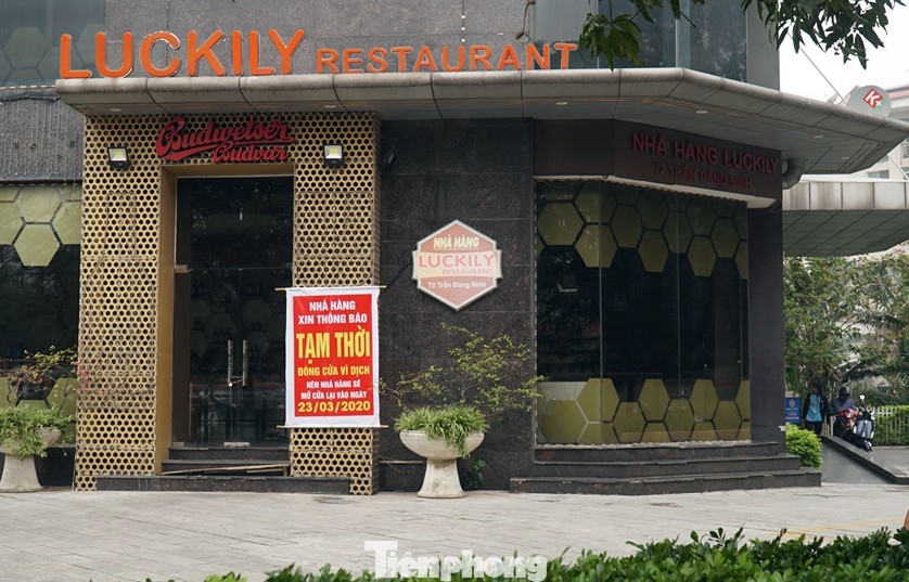 Hàng loạt cửa hàng, quán ăn ở Cầu Giấy đóng cửa phòng Covid-19 ảnh 9