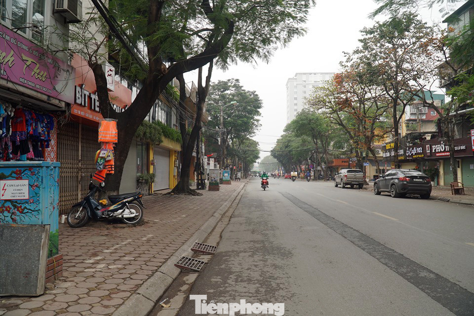 Hàng loạt cửa hàng, quán ăn ở Cầu Giấy đóng cửa phòng Covid-19 ảnh 2