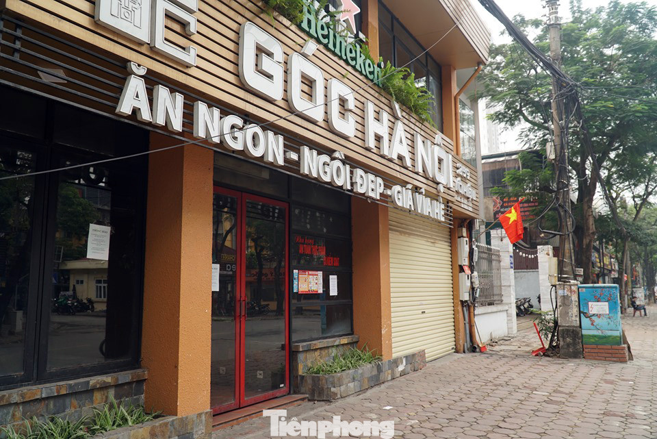Hàng loạt cửa hàng, quán ăn ở Cầu Giấy đóng cửa phòng Covid-19 ảnh 7