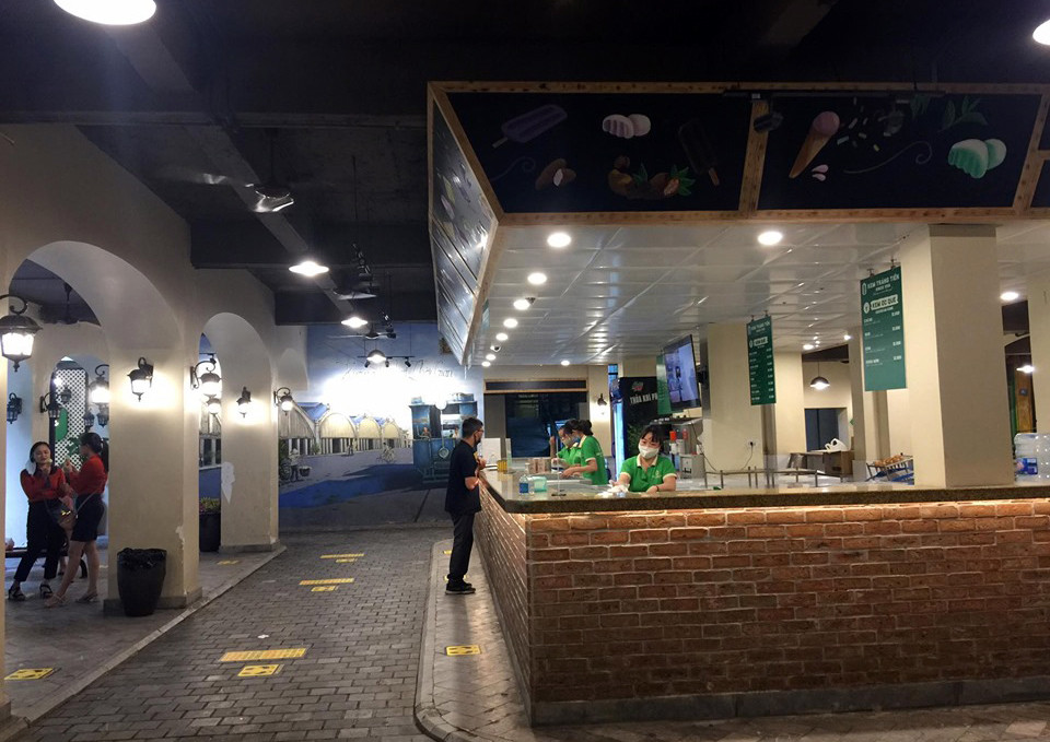 Ngày đầu thực hiện giãn cách trong quán cà phê, nhà hàng ở Hà Nội ảnh 4