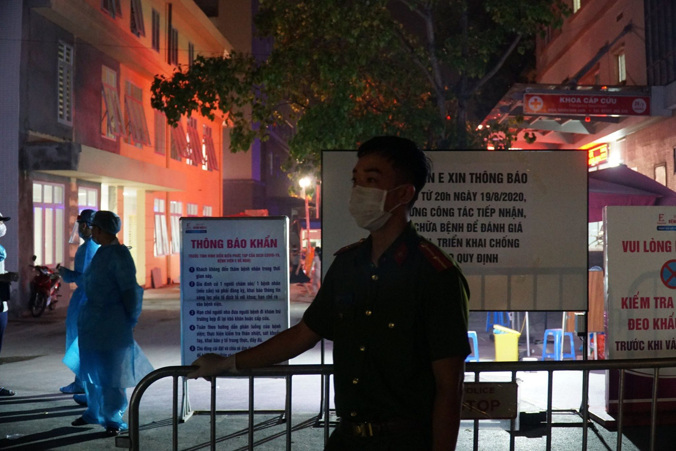 Có ca mắc COVID-19, bệnh viện E Hà Nội phong tỏa ra vào ngay trong đêm ảnh 17