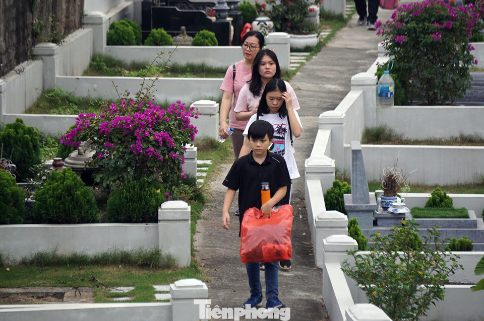 Người dân Thủ đô đưa con cháu lên Hòa Bình tảo mộ trước Tết ảnh 9