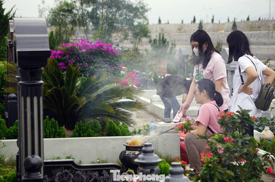 Người dân Thủ đô đưa con cháu lên Hòa Bình tảo mộ trước Tết ảnh 8