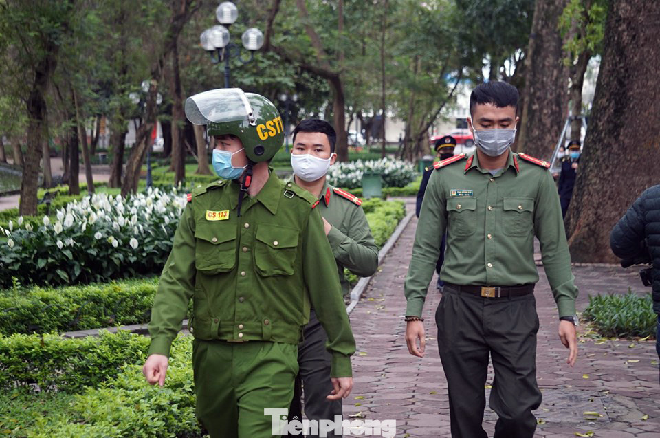 Cảnh sát nhắc nhở hàng trăm người dân ra Hồ Gươm tập thể dục ảnh 2