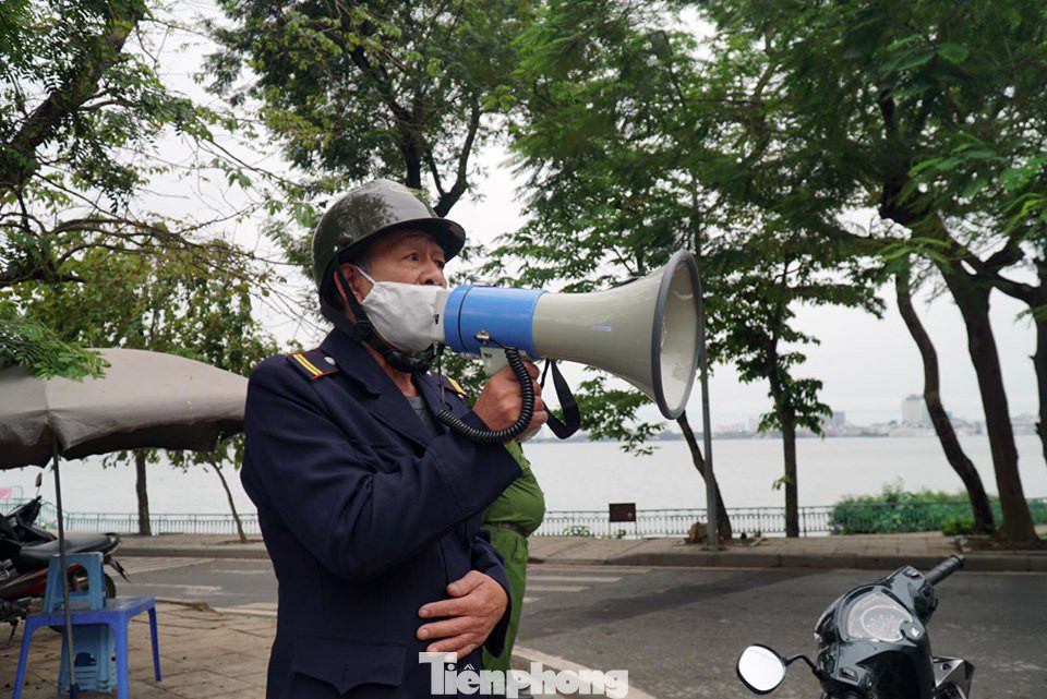 Cảnh sát nhắc nhở hàng trăm người dân ra Hồ Gươm tập thể dục ảnh 14