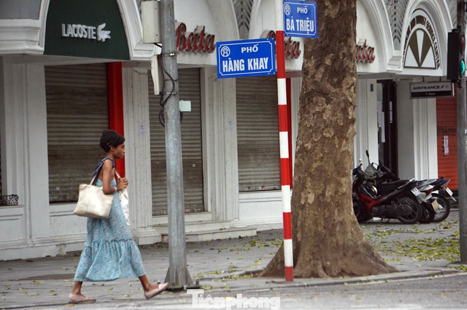 Cảnh sát nhắc nhở hàng trăm người dân ra Hồ Gươm tập thể dục ảnh 13