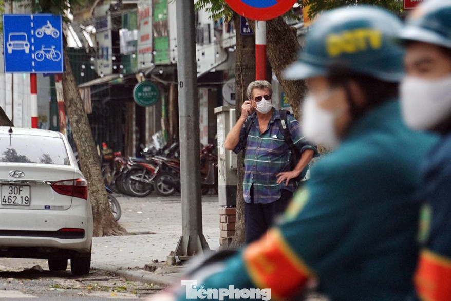 Cảnh sát nhắc nhở hàng trăm người dân ra Hồ Gươm tập thể dục ảnh 5