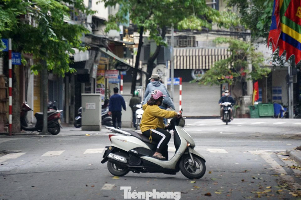 Cảnh sát nhắc nhở hàng trăm người dân ra Hồ Gươm tập thể dục ảnh 12