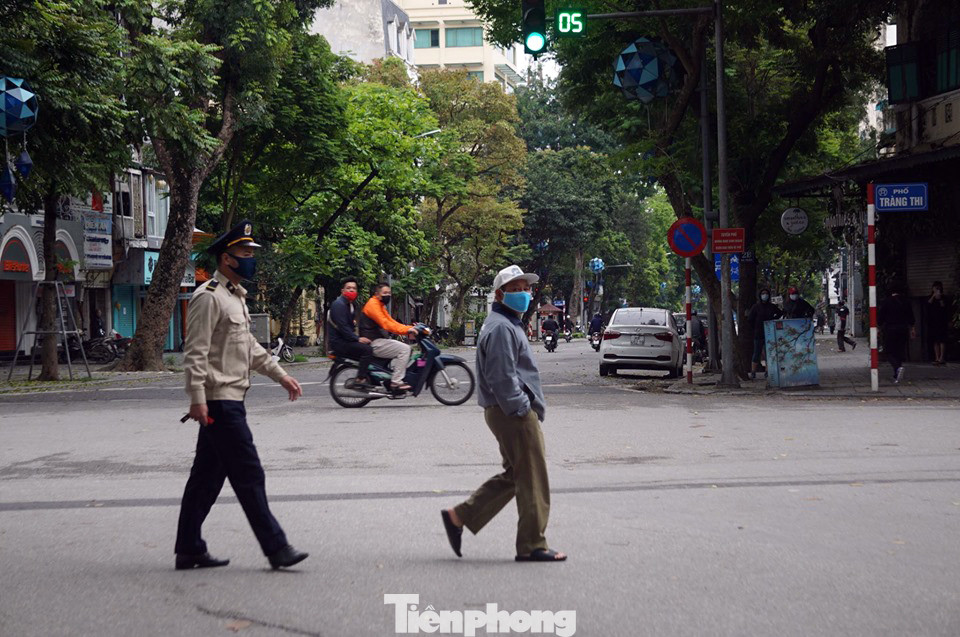 Cảnh sát nhắc nhở hàng trăm người dân ra Hồ Gươm tập thể dục ảnh 9