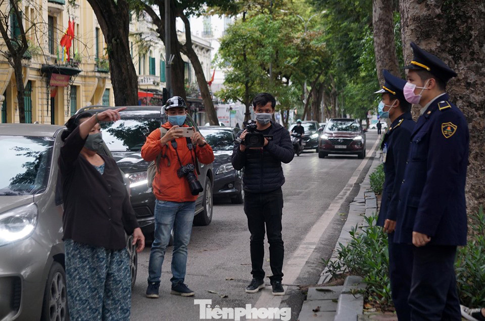 Cảnh sát nhắc nhở hàng trăm người dân ra Hồ Gươm tập thể dục ảnh 4