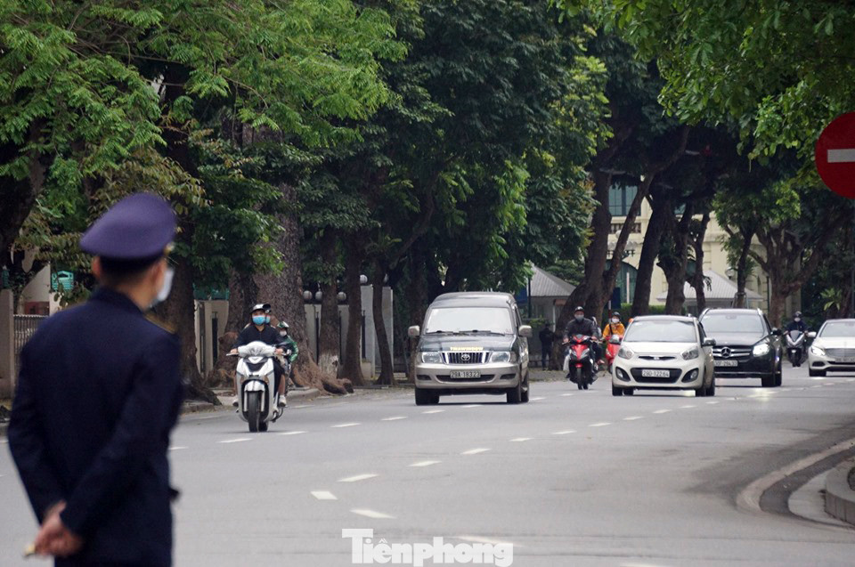 Cảnh sát nhắc nhở hàng trăm người dân ra Hồ Gươm tập thể dục ảnh 3