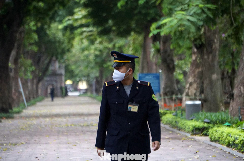 Cảnh sát nhắc nhở hàng trăm người dân ra Hồ Gươm tập thể dục ảnh 8