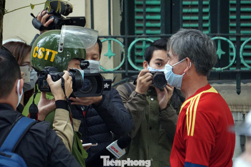 Cảnh sát nhắc nhở hàng trăm người dân ra Hồ Gươm tập thể dục ảnh 6