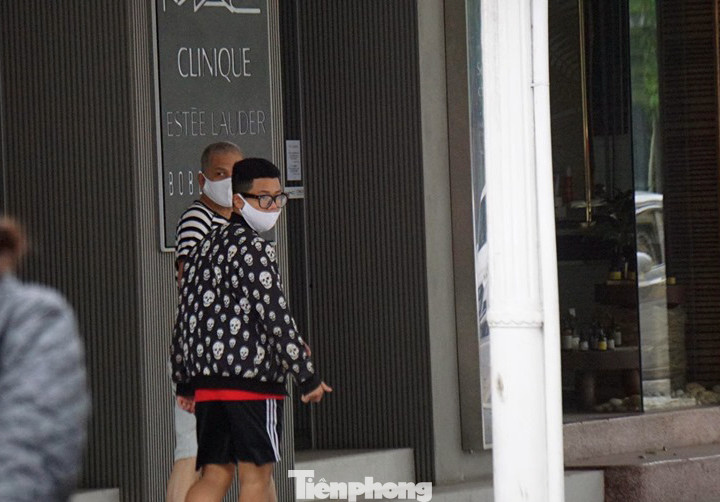 Cảnh sát nhắc nhở hàng trăm người dân ra Hồ Gươm tập thể dục ảnh 7