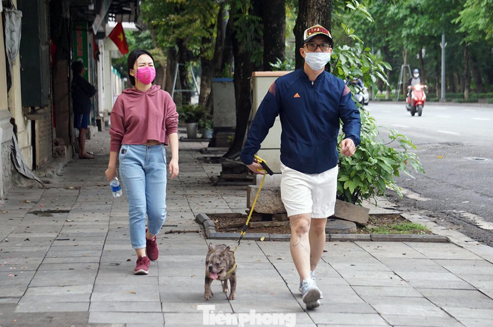 Cảnh sát nhắc nhở hàng trăm người dân ra Hồ Gươm tập thể dục ảnh 11