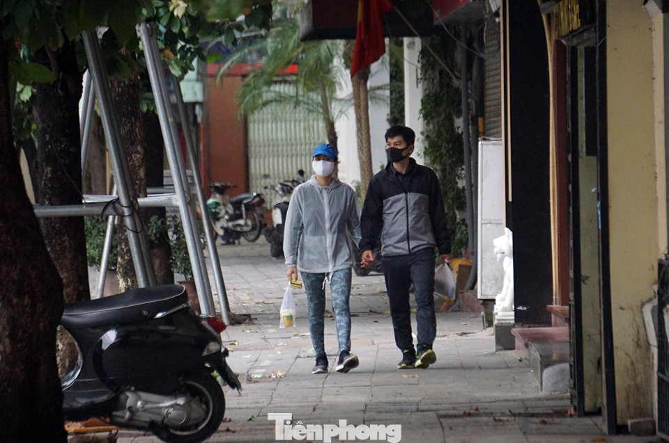 Cảnh sát nhắc nhở hàng trăm người dân ra Hồ Gươm tập thể dục ảnh 10