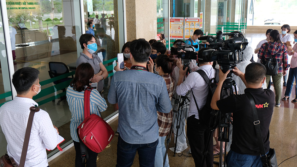 Nhiều ca mắc COVID-19 'đặc biệt' được điều trị khỏi xuất viện ảnh 6