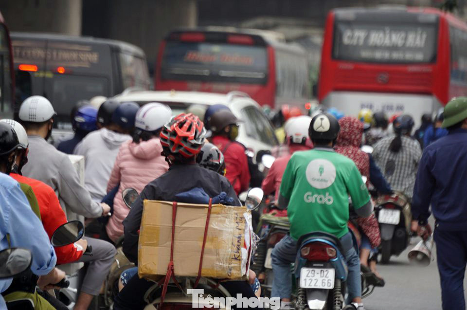 Người dân ùn ùn về quê ngày 30/4, nhiều tuyến phố Hà Nội tê liệt ảnh 4