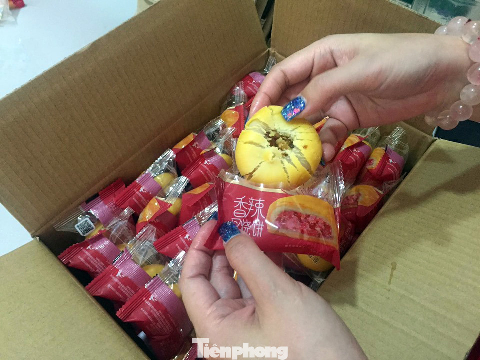 Cận cảnh hơn 10 tấn bánh trung thu, trà sữa nhập lậu ảnh 3