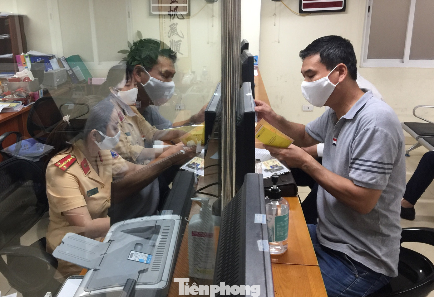 6 trường hợp đăng ký đổi biển trắng sang vàng trong ngày đầu thực hiện ảnh 1